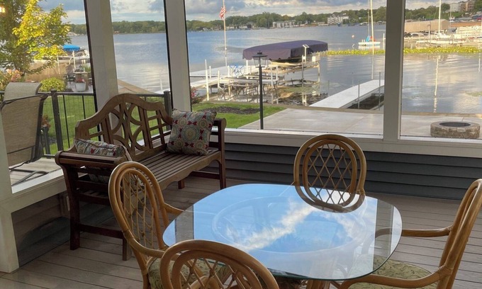 Syracuse Haus | New 4-bedroom house on Lake Wawasee with a stunning, screened in porch!