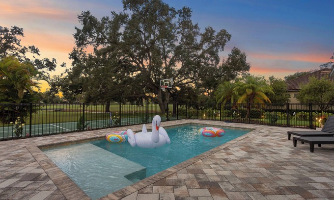 Whitfield Haus | NEW!4B/2BA/Pool/Pickleball/Putting Green/BBALL/ON GOLF COURSE