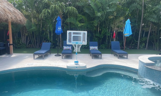 Midtown Haus | New 4BR/4BA Sleeps 12+ minutes to Beach & Duval St. Private backyard pool oasis