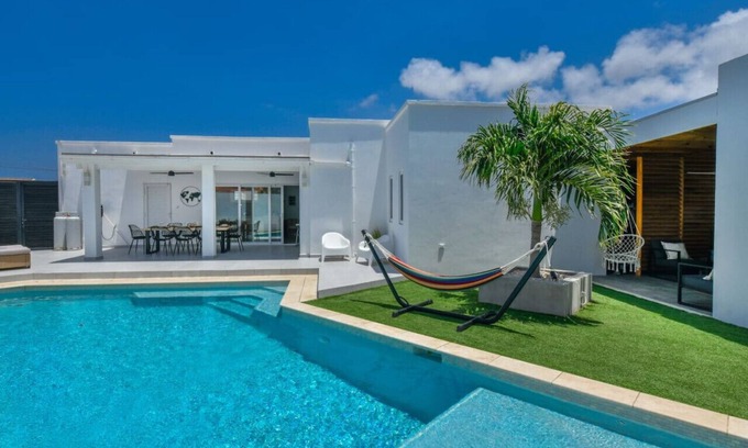 Koyari Haus | NEW 4BR Villa w/ Large Pool & Gym | Villa Charly