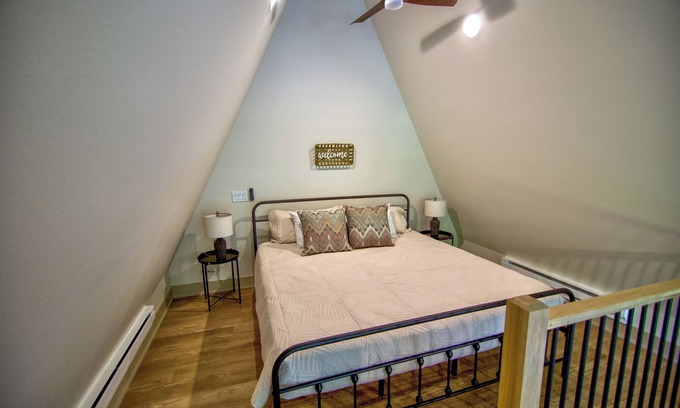 Berwick Kabine | New A-Frame Cabin by Des Moines: Hackberry theme