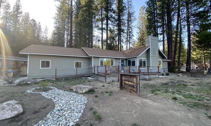 Plumas Eureka Estates Haus | New AC Installed: 3 bedroom home with golf course view , Dogs OK