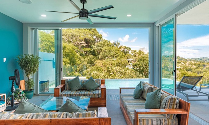 Manuel Antonio Villa | Neue Luxusvilla mit Meerblick, nah an allem und für bis zu 28 Personen