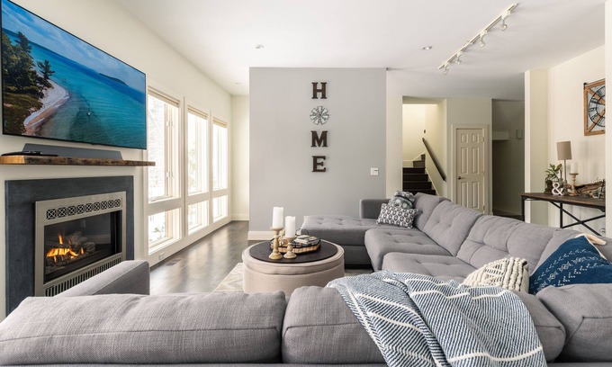 Saugatuck Hütte | NEW Artistic Modern Cottage/SCREENED Porch/Fire Pit/ Giant Theater/Game RM