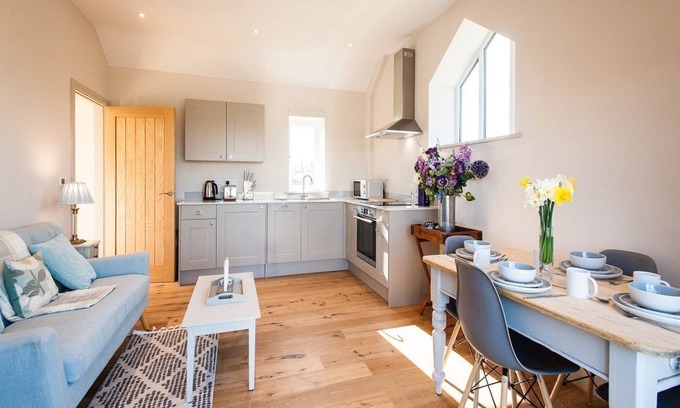 Swindon Haus | New Barn Conversion near Cotswold Water Park with Optional Hottub
