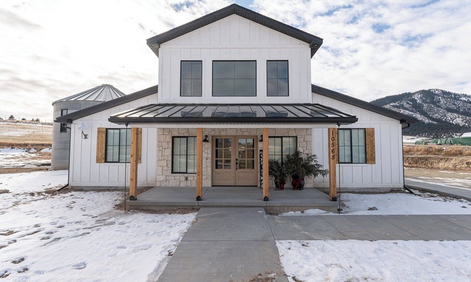 Lava Hot Springs Haus | New barndominium with a theater room, AC, large gourmet kitchen with views