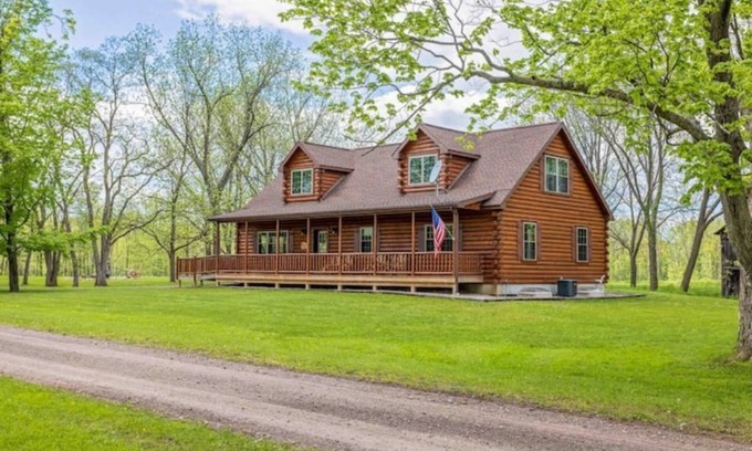 Oaks Corners Kabine | NEW! BC Retreat with Fireplace,Game Room,Hot Tub!