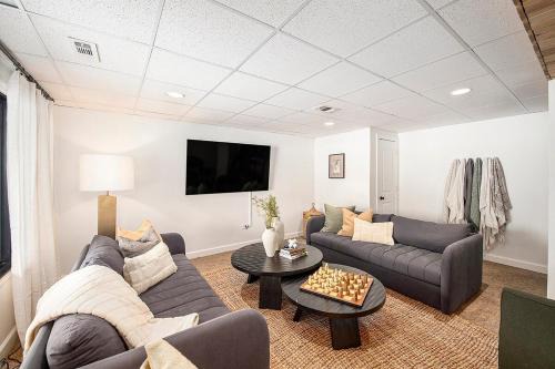 Sister Lakes Haus | New Beach front 5bd in Sister Lakes with Hot tub