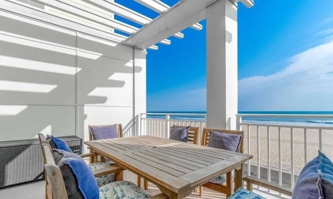 Sandbridge Eigentumswohnung | New! Beachfront 3bd/2Bth/Pool/Hot tub 104A