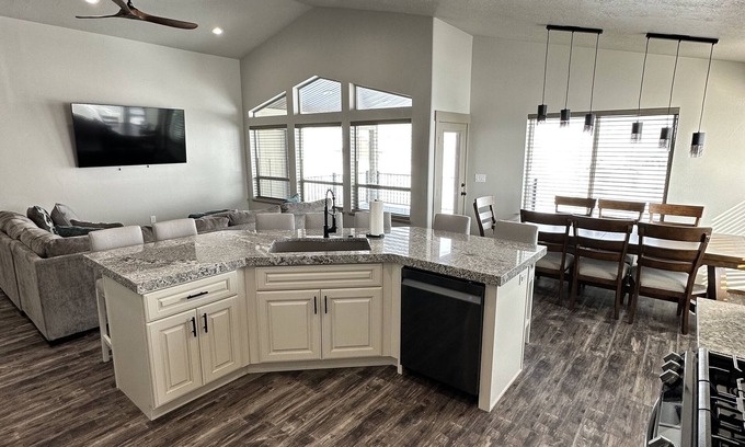 Sweetwater Haus | NEW Bear Lake home minutes from Garden City, GORGEOUS views, and Private Hot Tub