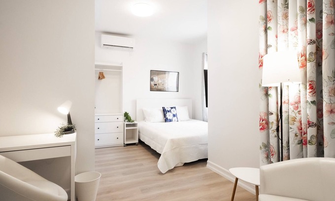 Queens Wohnung | New! Comfort ! Patio! Parking! Main St! Everything