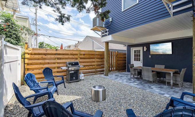 Seaside Heights Haus | New build 4BDR/4BATH Family Home. 3 Decks/Back Yard/BBQ/Bay Views/Wet Bar/4K TVs