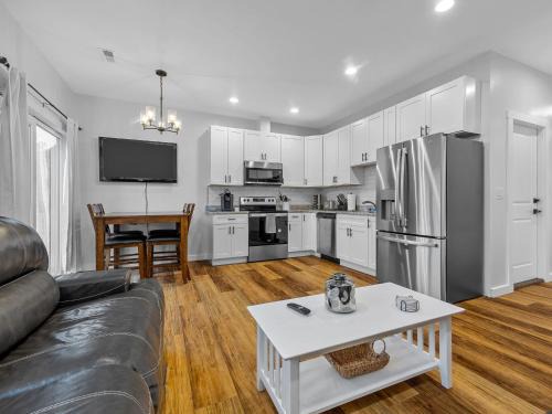 Boiling Springs Haus | New build duplex-sleeps 6! Pet friendly!