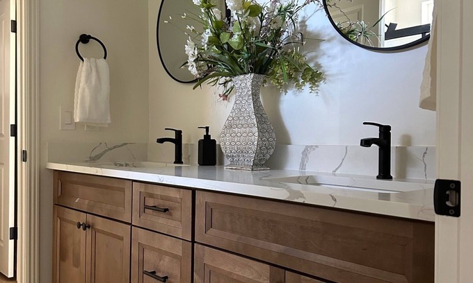 Thatcher Haus | NEW BUILD Spacious 4-bedroom house with great location- sleeps 10