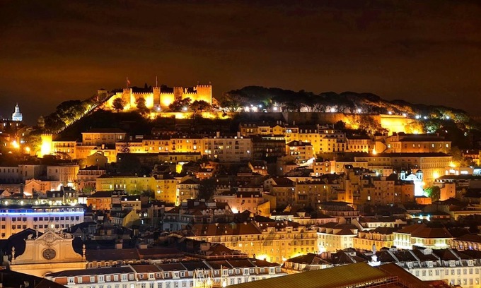 Bairro Alto Haus | NEW! Charm that's difficult to resist. W/ garage.