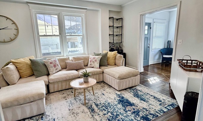 Annapolis Haus | NEW Charming Historic Home <.75mile to Navy Stadium, 1mile to USNA and Downtown