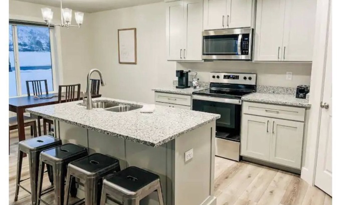 North Logan Haus | New & Clean 3BR/2.5BA Townhome