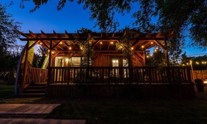 Veterans Park Haus | *NEW* Clean, Modern Paradise! *Walk to River/Lake*