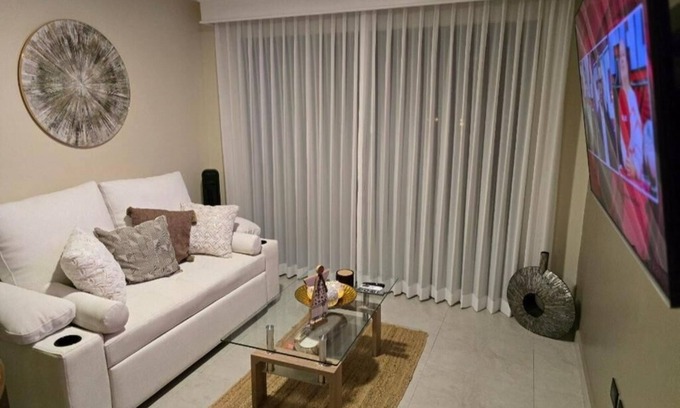 Desamparados Eigentumswohnung | New, 2.8 km from SJO airport, 3 bedrooms, pool, A/C, WiFi, netflix, free parking
