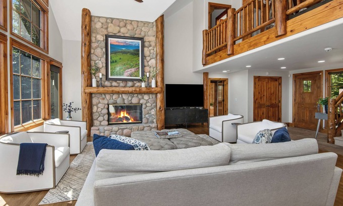 Cordillera Haus | New! Cordillera Ranch| On Golf Course| Hot Tub| Game Room| AC|20 mins to Ski