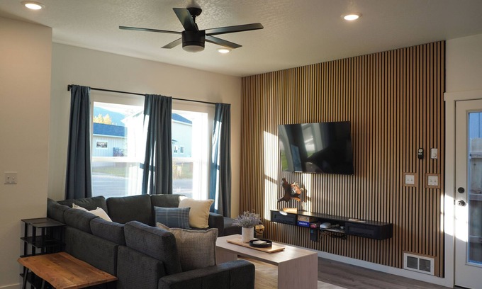 Ponderay Hütte | New Cozy Modern Cottage with Hot Tub & Fire Pit!