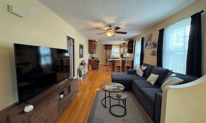 Salem Wohnung | NEW Downtown Central Salem Retreat 2bd W/ parking
