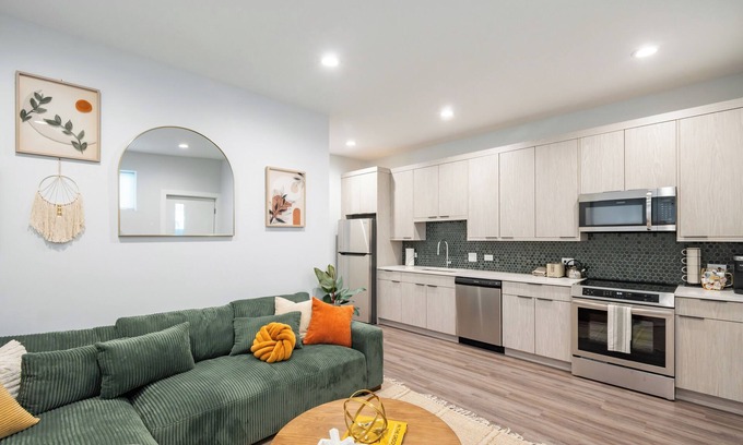 Woodlawn Wohnung | NEW Eco Stay by UChicago, Lakefront & Hyde Park!