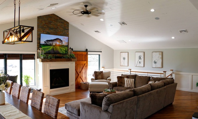 Ronks Haus | NEW! Elegance on The Farm Limitless Amenities ♦Pool ♦Hot Tub ♦Fish Pond +more!