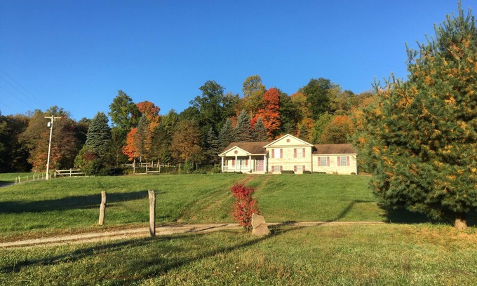 White Haus | NEW! Enjoy Mountain View and private lake from your home in Laurel Highlands!