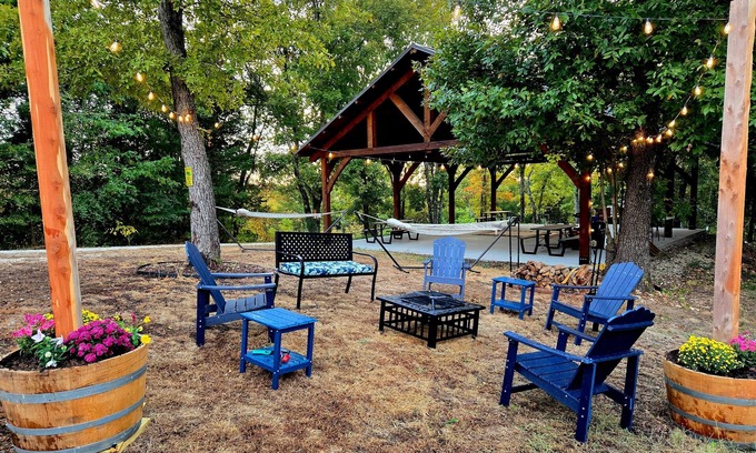 Walnut Shade Haus | New Farm Barn, near Branson, MO