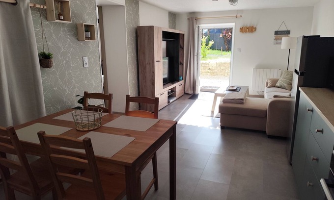 Paroisse Notre-Dame Wohnung | New furnished apartment with terrace and private parking.