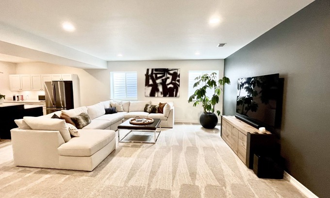 Aurora Haus | NEW Guest Suite with Lake, Pool, and Gym Access!