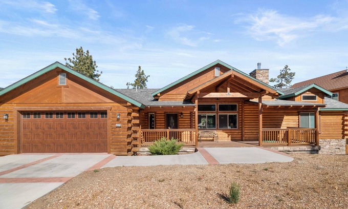 Castle Glen Estates Haus | NEW HOME - HUGE GREAT ROOM, 2 MASTER SUITES, SPA, PACMAN. ALL 5 STAR REVIEWS!