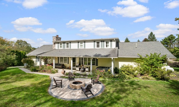 Fayetteville Haus | NEW HOT TUB||sleeps 10|4BR 3Ba|firepit|pingpong table|New River Gorge NP