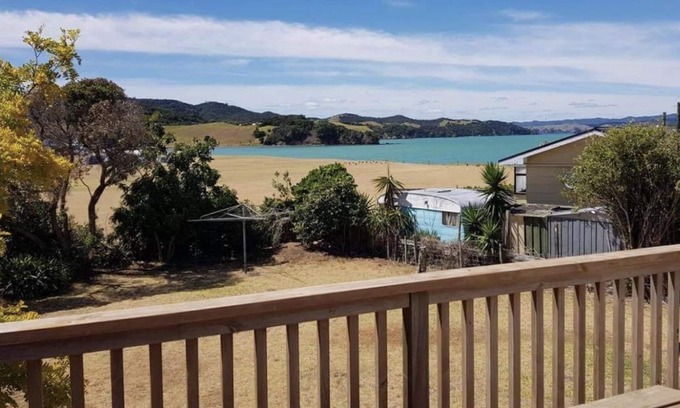 Whangaruru Haus | Beach to the left, Harbour to the right. Room for 2 families, seperate cabin