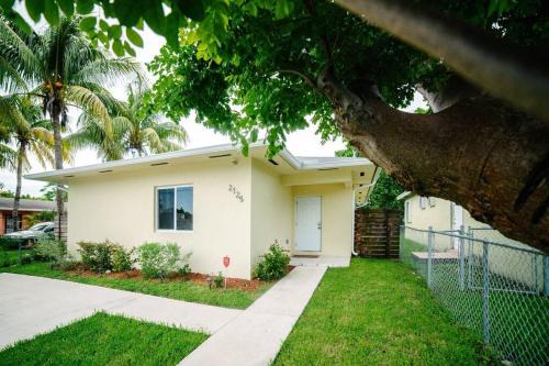 Seybold Haus | New house on the block near Miami Airport.