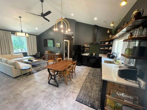 Lyndon Station Haus | New Listing 2BR/2BA on Trout Lake HotTub & Firepit