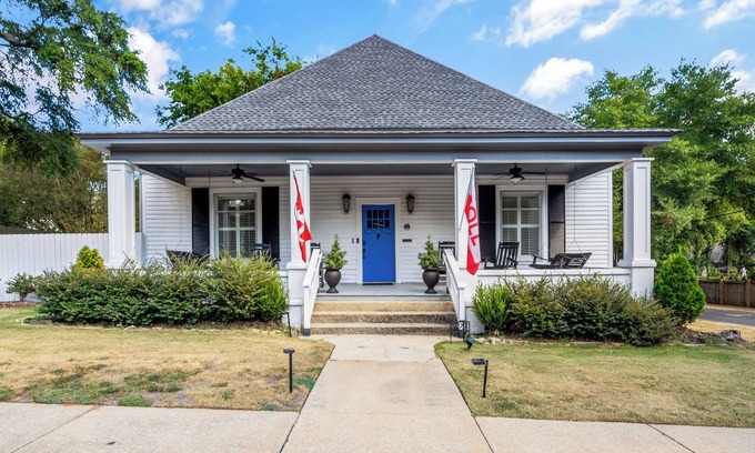 Tuscaloosa Haus | NEW Listing! BAMA House! Great for Game Day! Blocks to Stadium or Downtown!