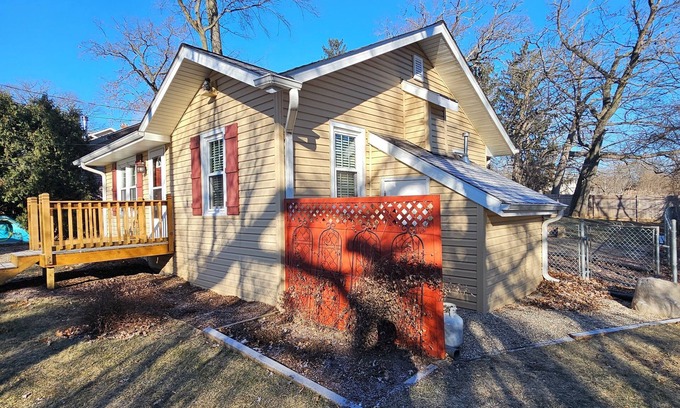 Lake Shangrila Hütte | New Listing!! Cozy Lake Shangri-La Cottage!! Big yard, fire pit, sleeps 4