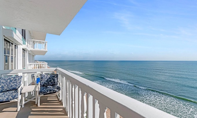 Aquarius Oceanfront Eigentumswohnung | New listing! Direct oceanfront condo with private balcony overlooking the pool and beach