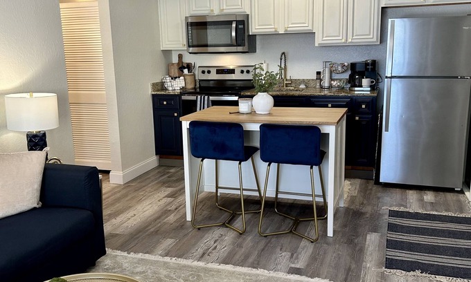 Cocoa Wohnung | New Listing! Historic Cocoa Village with Pool on Banana River!