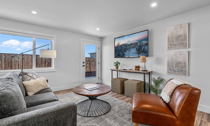 Bend Haus | New Listing! River Access ~ Fire Pit ~ Remodeled Home ~ All New Furniture!