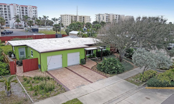 Cocoa Beach Hütte | New Listing!! Steps to the Beach, Swim Spa, Amenities Galore!!