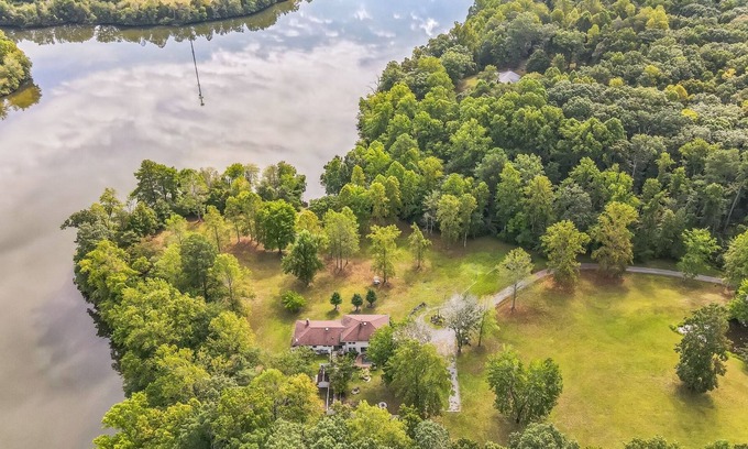 Orange Villa | NEW LISTING! Tranquil Lakefront Villa Retreat on Lake Orange by RedAwning