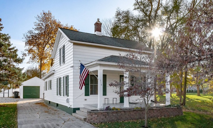 Northeast South Bend Haus | NEW LISTING! Walking distance to Notre Dame, 3BR - 1.5BA House. Go Irish ☘️💙☘️