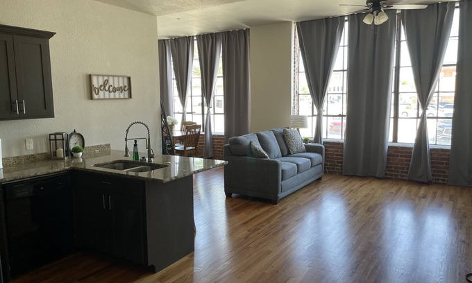 Webb City Wohnung | New! Loft in Downtown Webb City đ