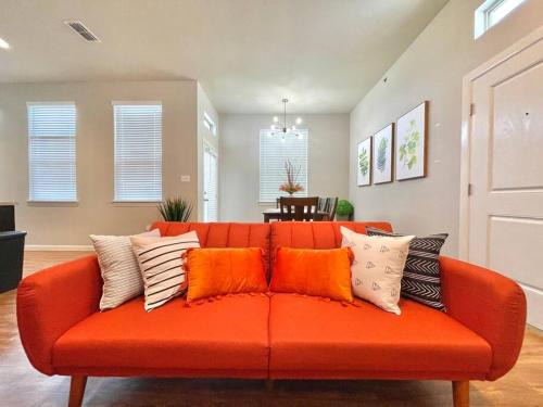McAllen Wohnung | NEW! Luxury Apt, 5 min from Mall, Airport, & Dine!