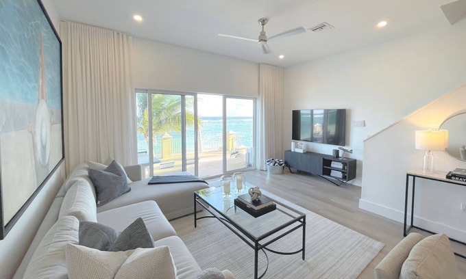 Bodden Town Eigentumswohnung | NEW! Modern Beach/Oceanfront Condo - STUNNING! Seabreeze Villas