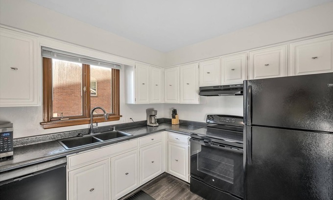 Bedford Wohnung | NEW! Modern Loft 15 Min to Downtown Toledo