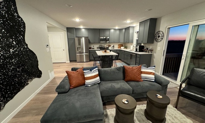 Cedar Falls Haus | NEW Near UNI Modern Spotless Townhome